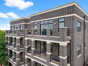 5689 N Lincoln Ave in Chicago, IL - Building Photo - Building Photo
