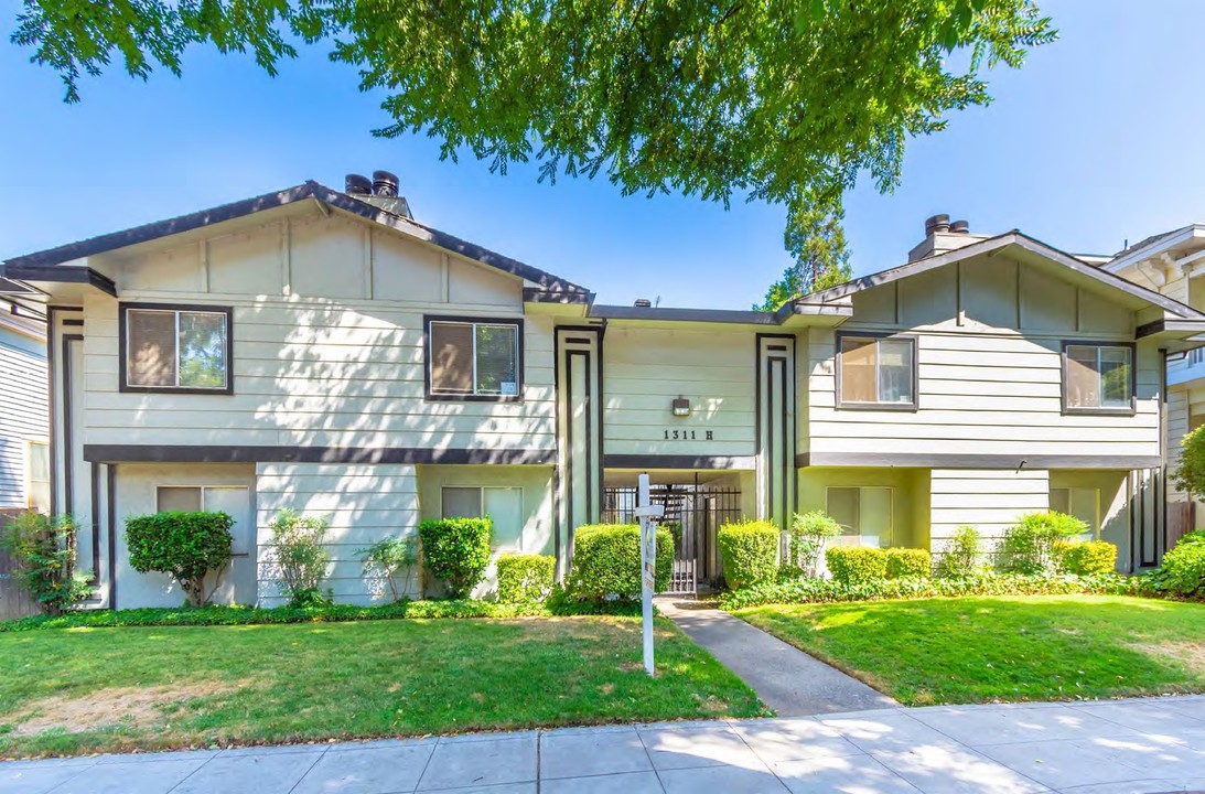 Greystone Apartments in Sacramento, CA - Building Photo