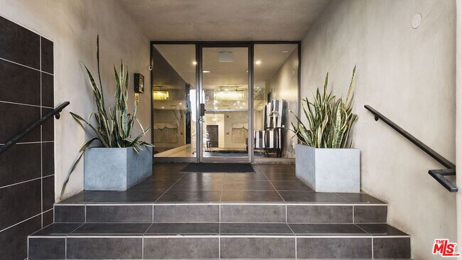 8755 Shoreham Dr in West Hollywood, CA - Building Photo - Building Photo