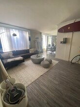 622 S Barrington Ave, Unit 1004 in Los Angeles, CA - Building Photo - Building Photo