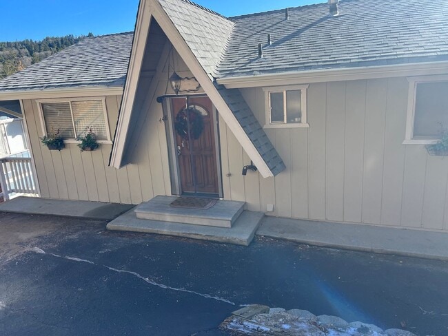 448 Delle Dr in Crestline, CA - Building Photo - Building Photo