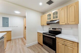 6731 SW 48th St in Miami, FL - Foto de edificio - Building Photo