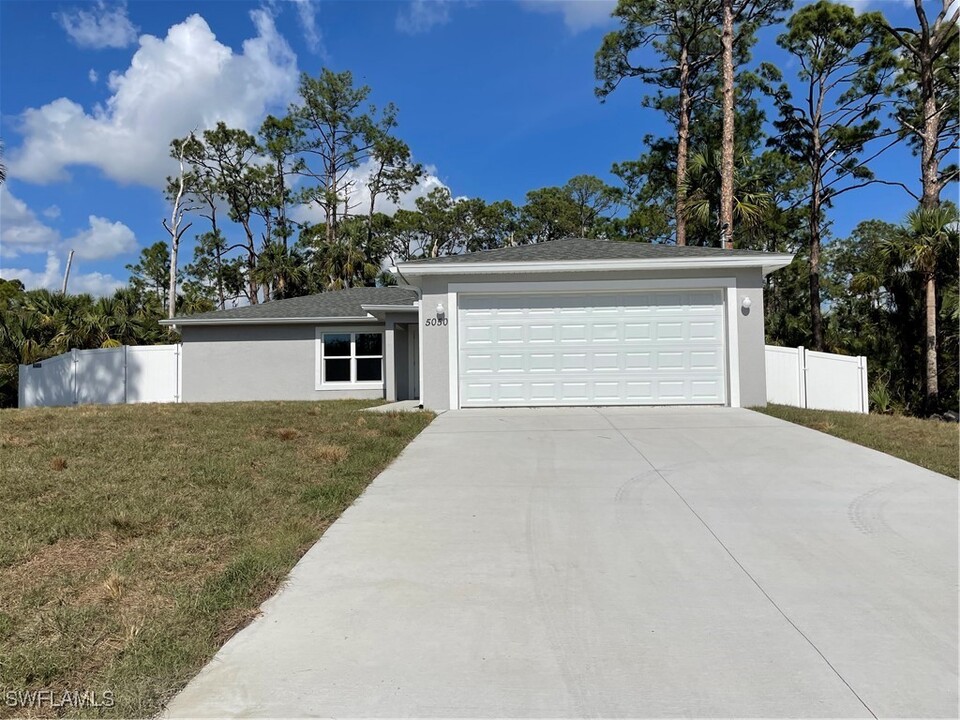 5050 Wildgoose Cir in La Belle, FL - Building Photo