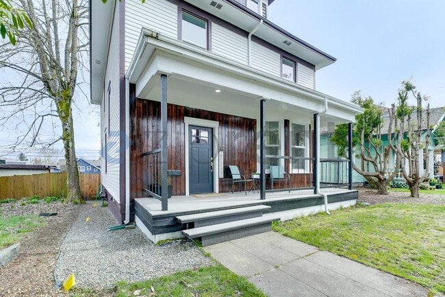 907 S Ainsworth Ave in Tacoma, WA - Foto de edificio - Building Photo