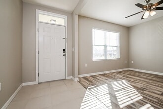 8206 Harwich Port Ln in Gibsonton, FL - Foto de edificio - Building Photo