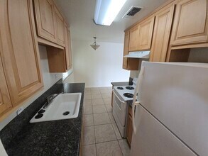 2412 Carta Ct in Sacramento, CA - Foto de edificio - Building Photo