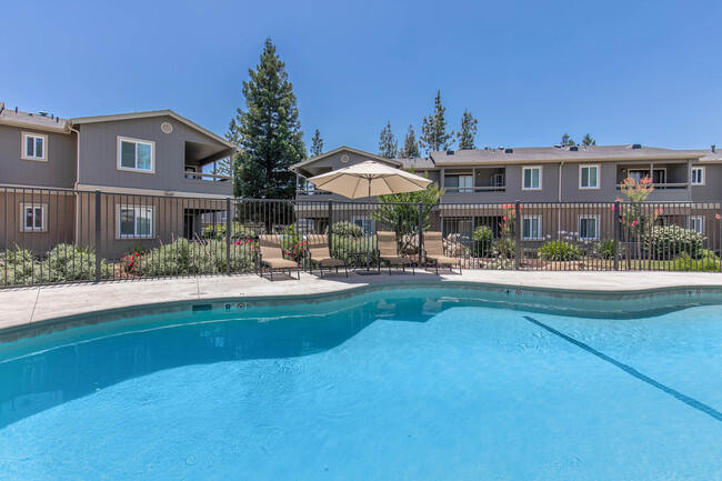 Palm Lakes Apartments in Fresno, CA - Foto de edificio - Building Photo