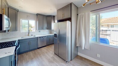 2006 Burroughs St in San Diego, CA - Building Photo - Building Photo