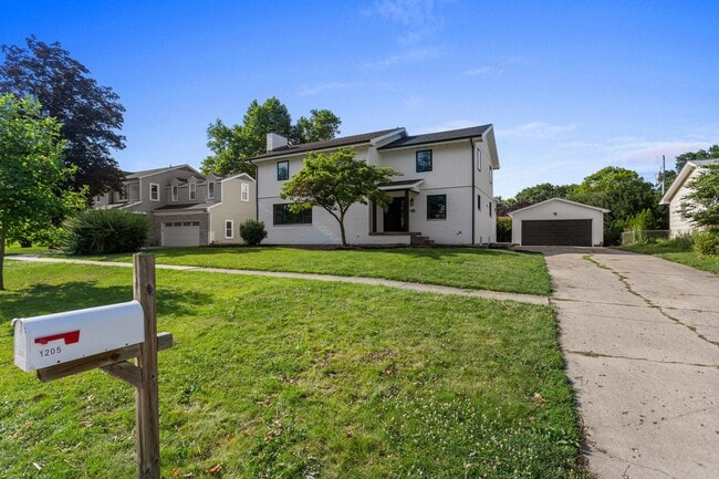 1205 Broadmoor Dr in Champaign, IL - Building Photo - Building Photo