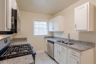 Berkshire Apartments in Louisville, KY - Building Photo - Interior Photo