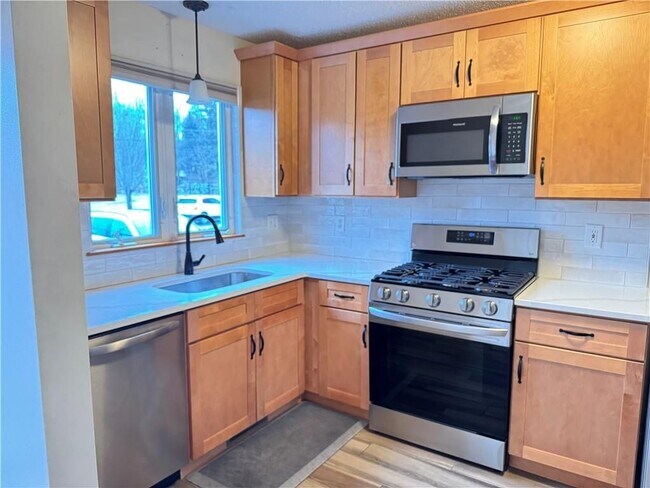 34 Fairway Dr in Coventry, RI - Foto de edificio - Building Photo