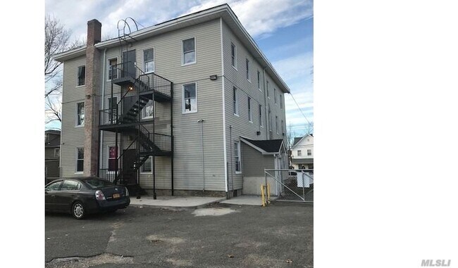 108 Grove St-Unit -2B in Hempstead, NY - Building Photo - Building Photo