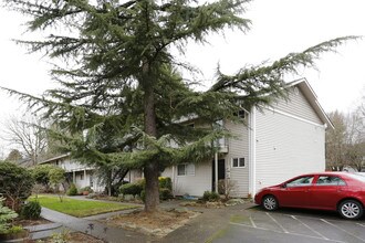Capitol Hill Condominiums in Portland, OR - Foto de edificio - Building Photo