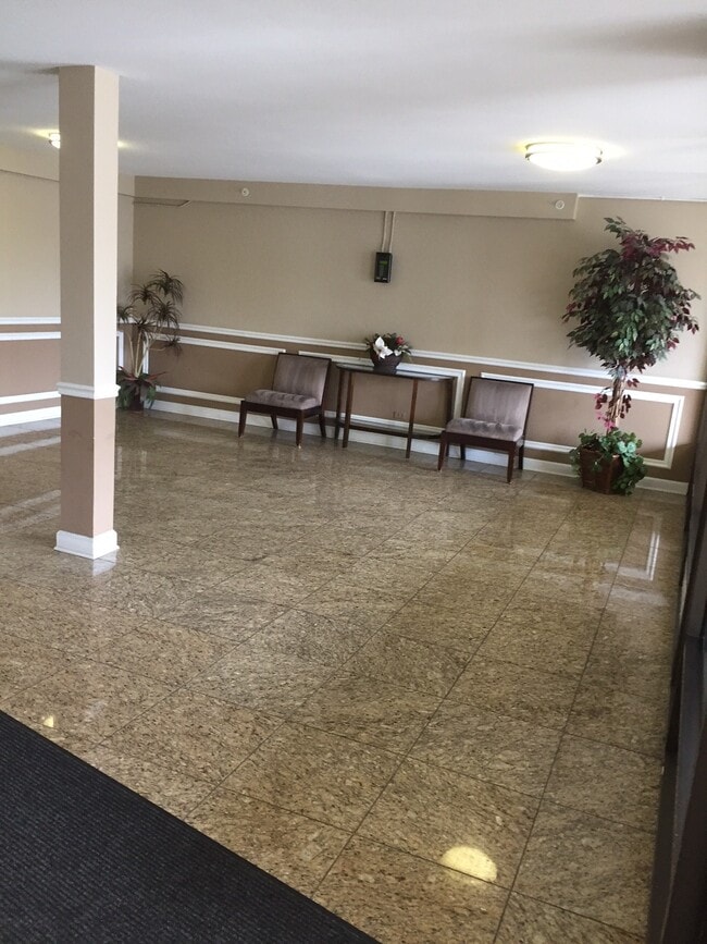 9445 Kenton Ave, Unit 401 in Skokie, IL - Building Photo - Building Photo