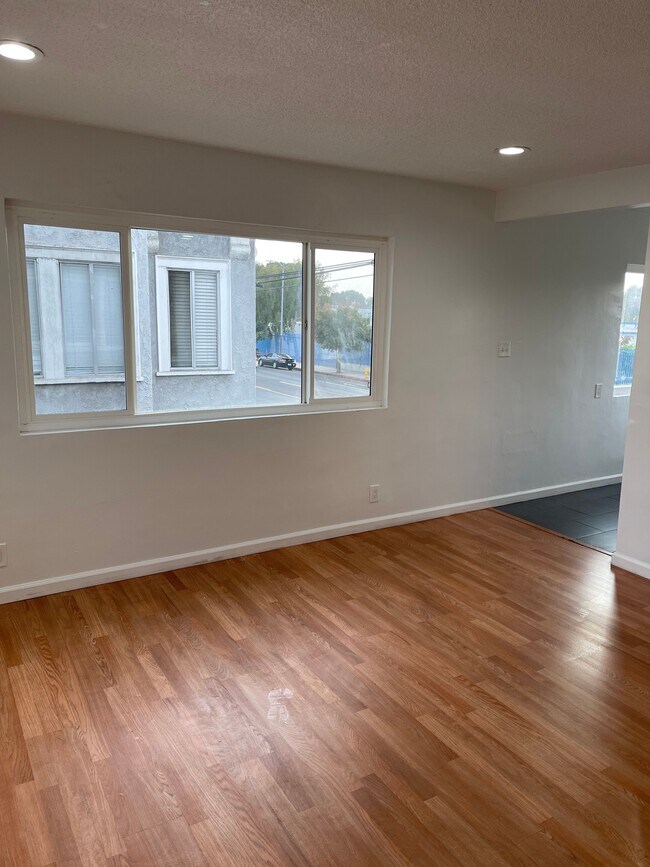 10910 Avalon Blvd in Los Angeles, CA - Building Photo - Building Photo