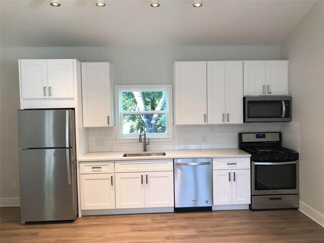 1303 E Cesar Chavez St in Austin, TX - Building Photo - Building Photo