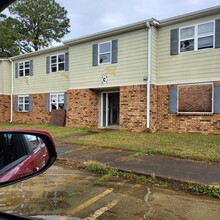 Sandhill Village in Gulfport, MS - Foto de edificio - Building Photo