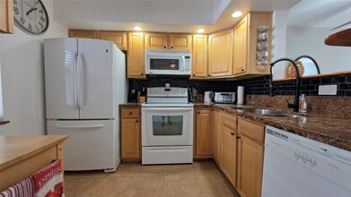2801 Somerset Dr in Lauderdale Lakes, FL - Building Photo - Building Photo
