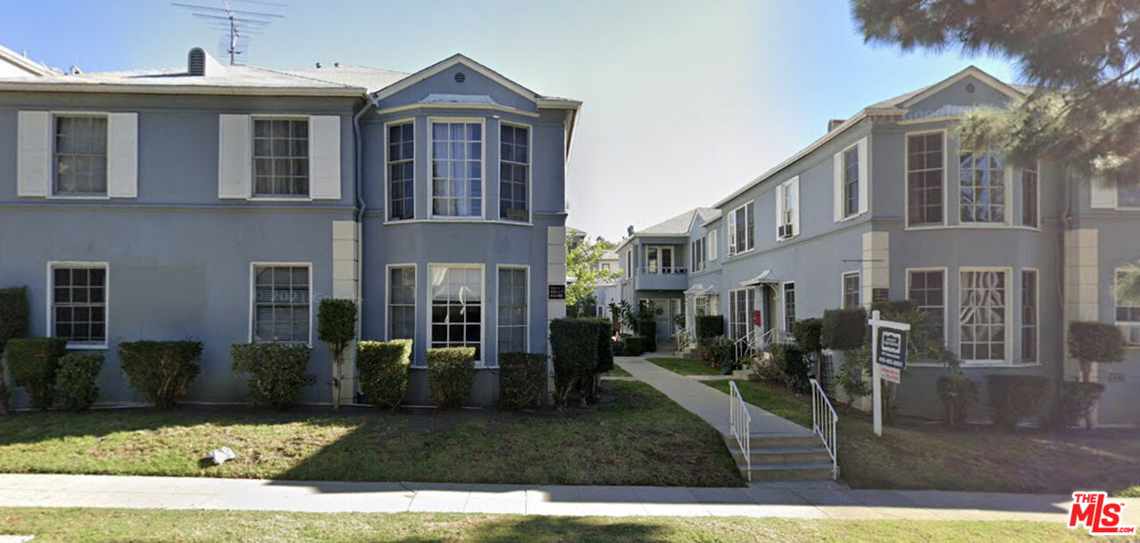 460-460 1/4 Kelton Ave in Los Angeles, CA - Building Photo