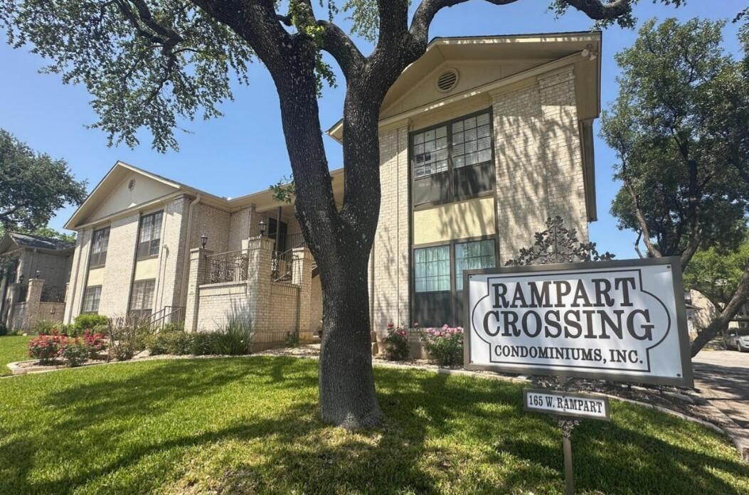 165 W Rampart Dr in San Antonio, TX - Foto de edificio