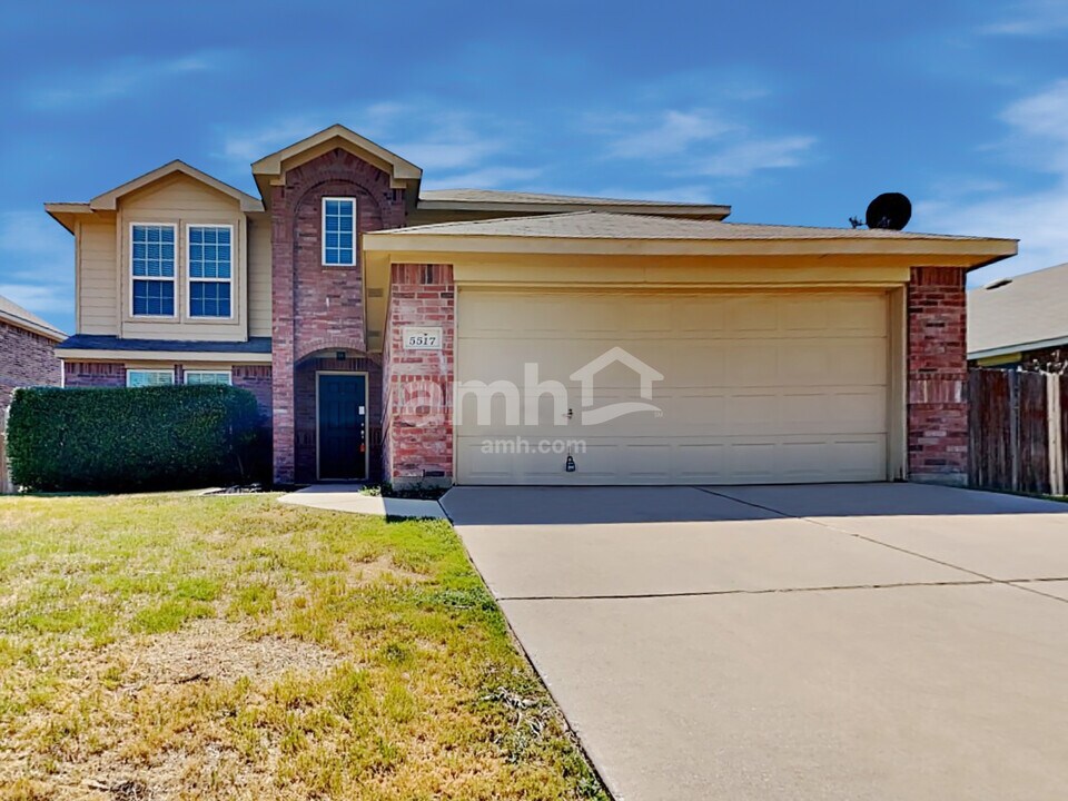 5517 Parkview Hills Ln in Fort Worth, TX - Foto de edificio