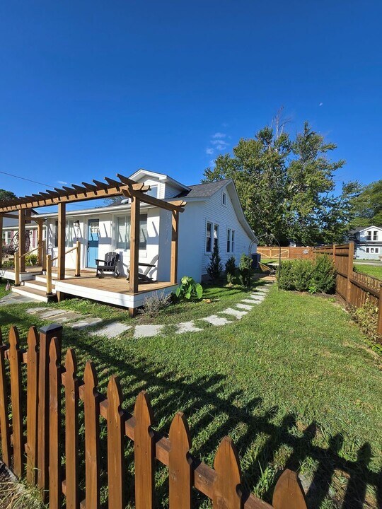 8728 Bayside Rd in Chesapeake Beach, MD - Foto de edificio