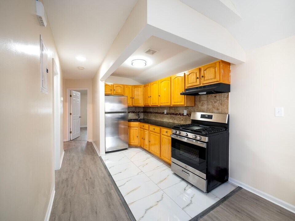 137-11 220th Pl in Queens, NY - Building Photo