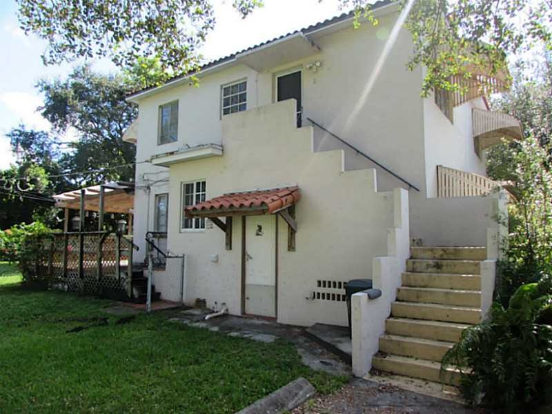 11701 NE 11th Pl in Biscayne Park, FL - Building Photo