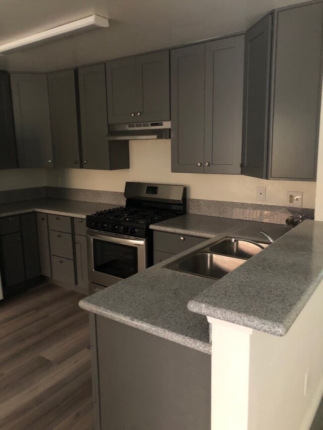 4619 Rosewood Ave, Unit 206 in Los Angeles, CA - Building Photo - Building Photo