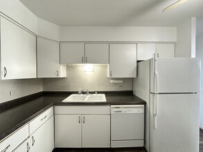 6325 N Sheridan Rd, Unit 3002 in Chicago, IL - Building Photo - Building Photo