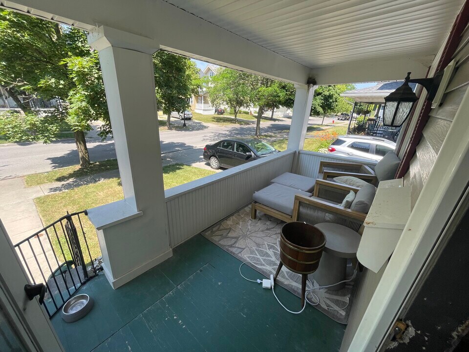 141 Parkwood Ave, Unit Apt 1 in Kenmore, NY - Building Photo