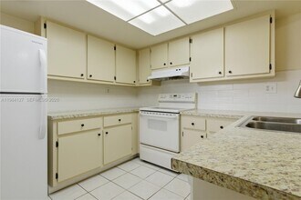 10885 NW 7th St in Miami, FL - Building Photo - Building Photo