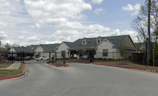 Trinity Garden Apartment Homes in Liberty, TX - Foto de edificio - Building Photo