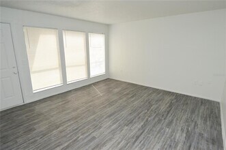 5004 Castile Pl in Tampa, FL - Building Photo - Building Photo