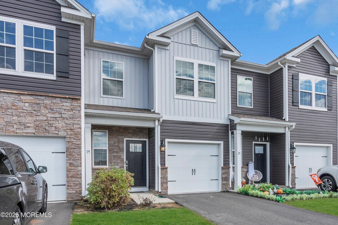 19 Katherine Dr in Burlington, NJ - Building Photo