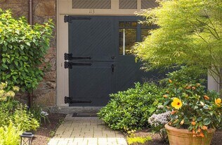 113 Coggeshall Ave in Newport, RI - Building Photo