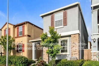 4062 Southampton St in West Sacramento, CA - Building Photo - Building Photo