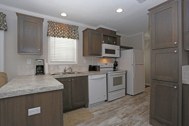 Southern Charm MH & RV Resort in Zephyrhills, FL - Building Photo - Interior Photo