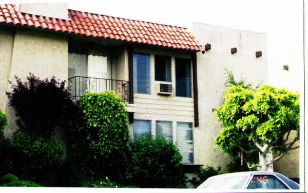 10834 Rose Ave in Los Angeles, CA - Building Photo