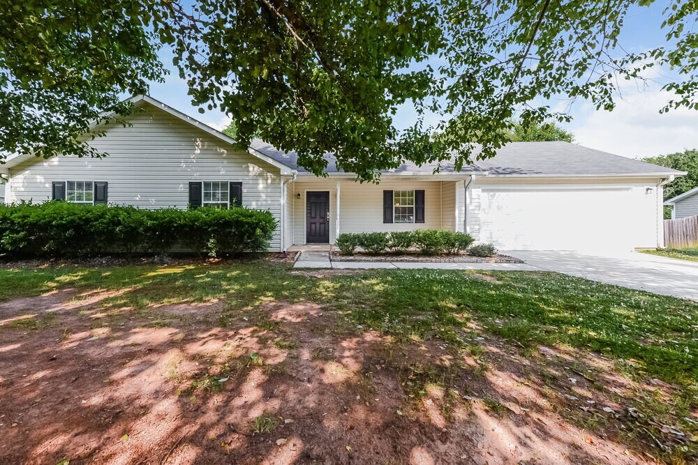 65 Mallie Ct in Hampton, GA - Foto de edificio