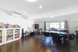 80 Cypress Ln E in Westbury, NY - Building Photo - Building Photo