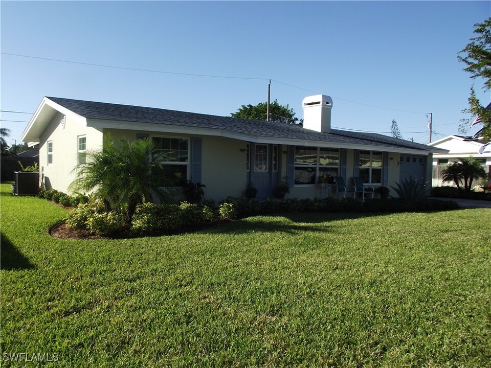 11352 Hunting Rd in Bonita Springs, FL - Foto de edificio