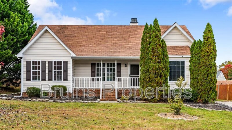 3011 Butterwood Dr in Jamestown, NC - Building Photo