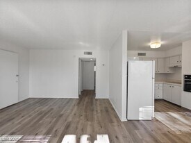 350 E Desert Inn Rd, Unit H208 in Las Vegas, NV - Building Photo