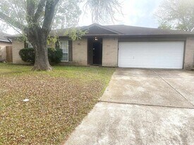 9812 Robin St in La Porte, TX - Building Photo