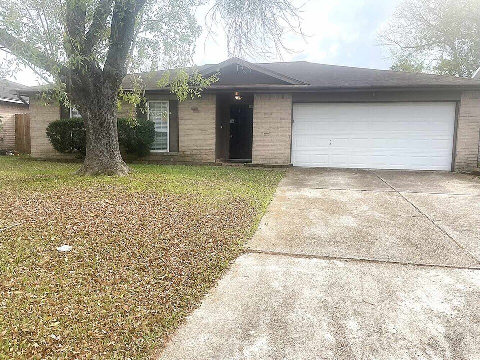9812 Robin St in La Porte, TX - Building Photo