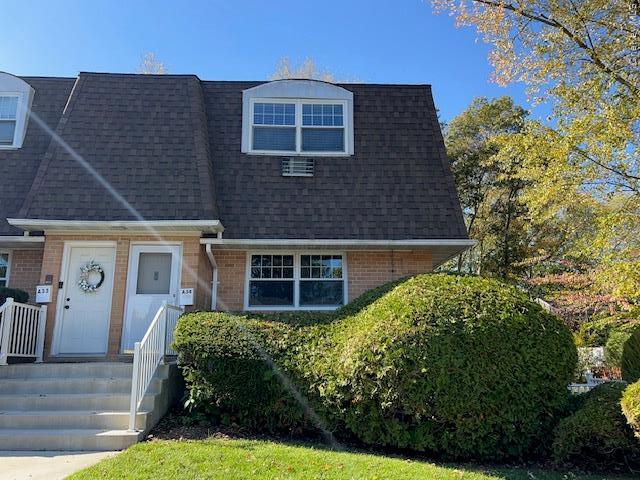 6 Glen Hollow Dr in Holtsville, NY - Building Photo