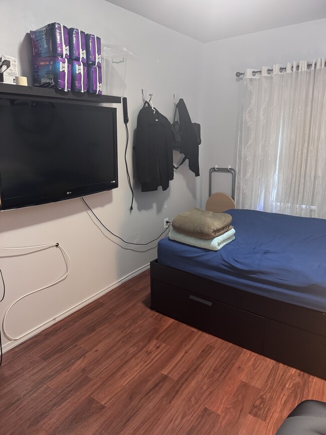 165 Winfield Ave, Unit 128 sqft Bedroom in Jersey City, NJ - Foto de edificio - Building Photo