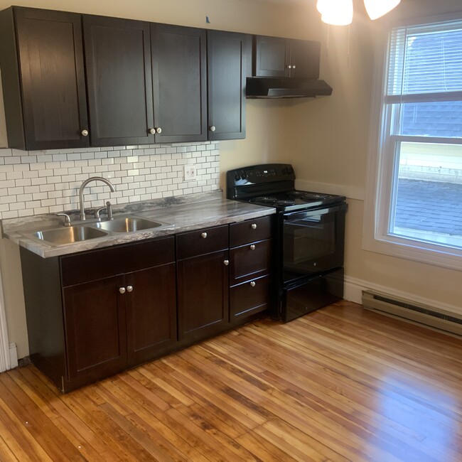 186 6th Ave, Unit Apt 2 in Troy, NY - Building Photo - Building Photo