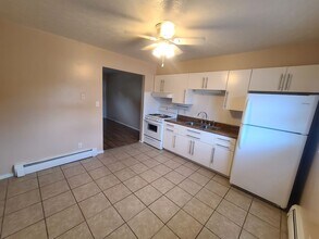 1329 N Linden St in Bloomington, IL - Building Photo - Building Photo